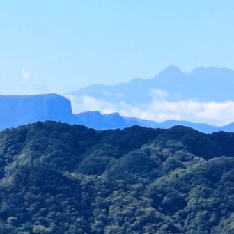 左に荒船山の艫岩、右奥にひと月前にツルネ東稜から登った赤岳バッチし😳