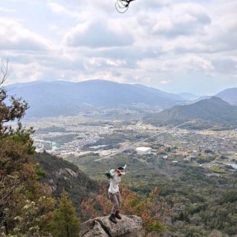 強風が吹いてきて
こ。。これは。。

と思ったら
🍄「凍えそうな季節にきーみは」
🫛「HOTLIMITの方じゃないんじゃ？😂」
🍄「よーせい夏が夏を刺激する」
🫛「夏がすごい刺激するね😂」