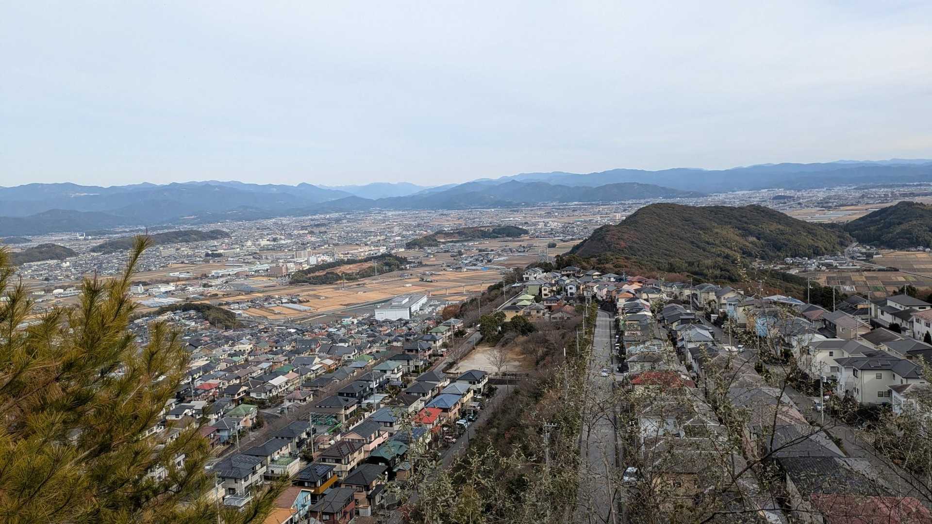 次の山へ行ってみます😙
下にこれまた数え切れないくらいの団地ですかー🎤