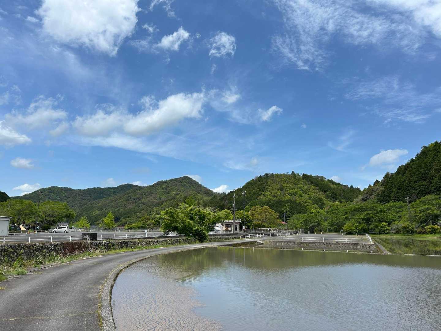 野外活動センターに戻りました。山並みと青空が👍