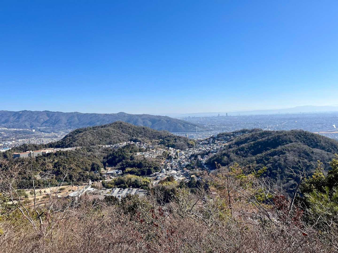 東方向➡️　どこを見ても雲一つない。
遠くのぴょこんと突き出たお山は六個山かしら🤔