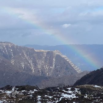 山頂より振り返ると🌈虹❗️
虹の架け橋下に、なぜか階段…