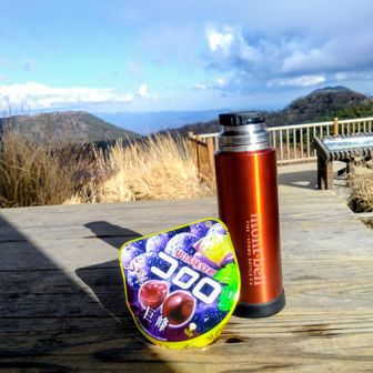 日差しがでてきたので、座ってのんびり眺めを楽しんでいます👀
甑岳、夷守岳、遠くに熊本の山々。幸せなひととき🍵