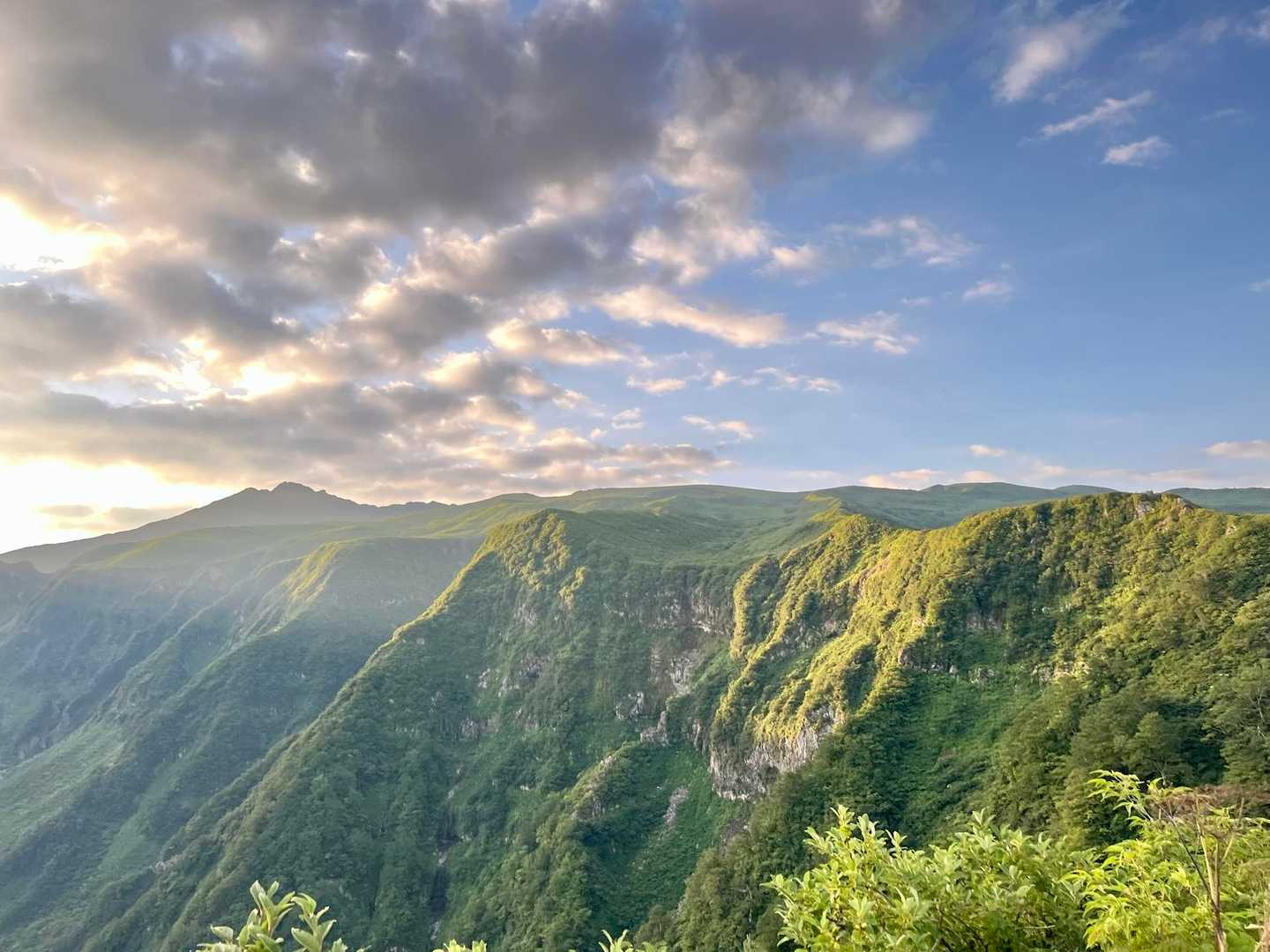 展望台付近から見る鳥海山
朝日に照らされて美しい😊
