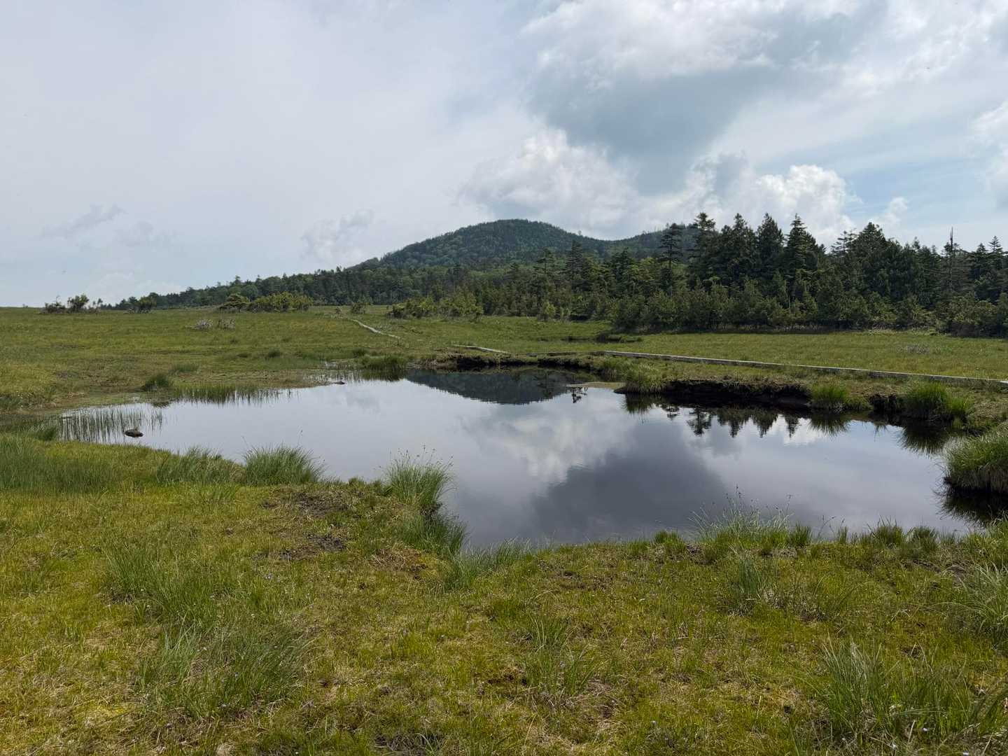 池塘と鬼怒沼山方面。
リフレクションが綺麗ですね✨
見えているのは鬼怒沼山の前衛かな⁉️