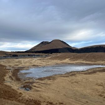 烏帽子岳と草千里