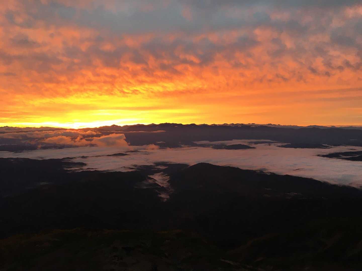山小屋より御来光待ち、