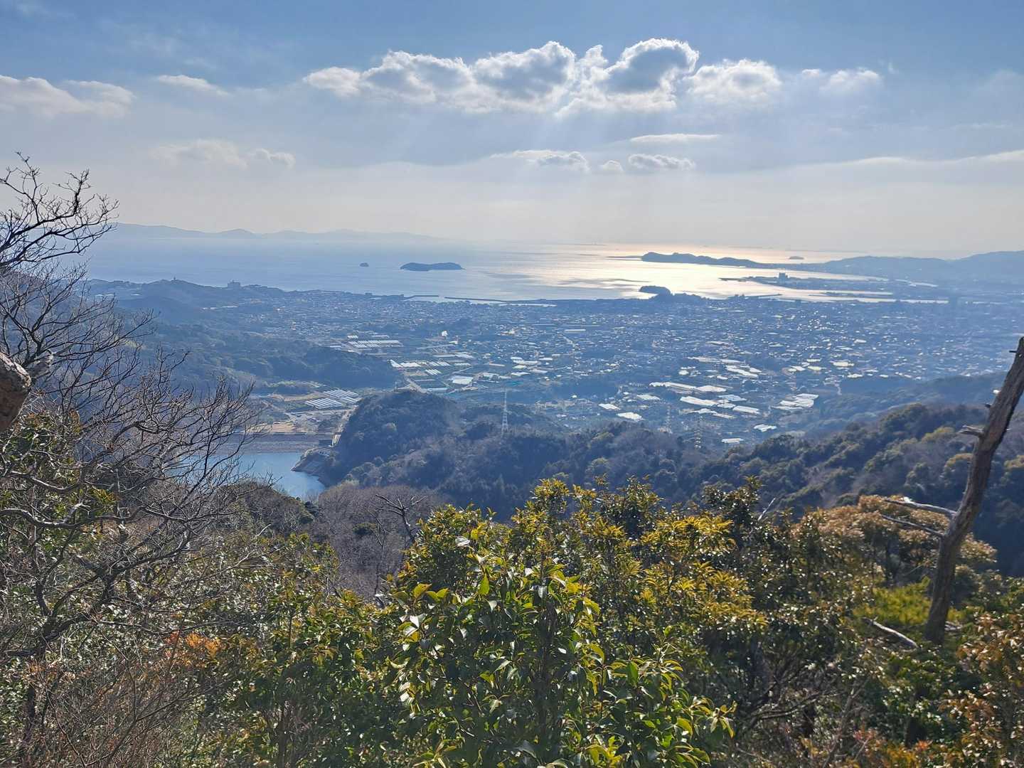 尾根上のポイントより。
三河湾と蒲郡の街が見渡せました😄。