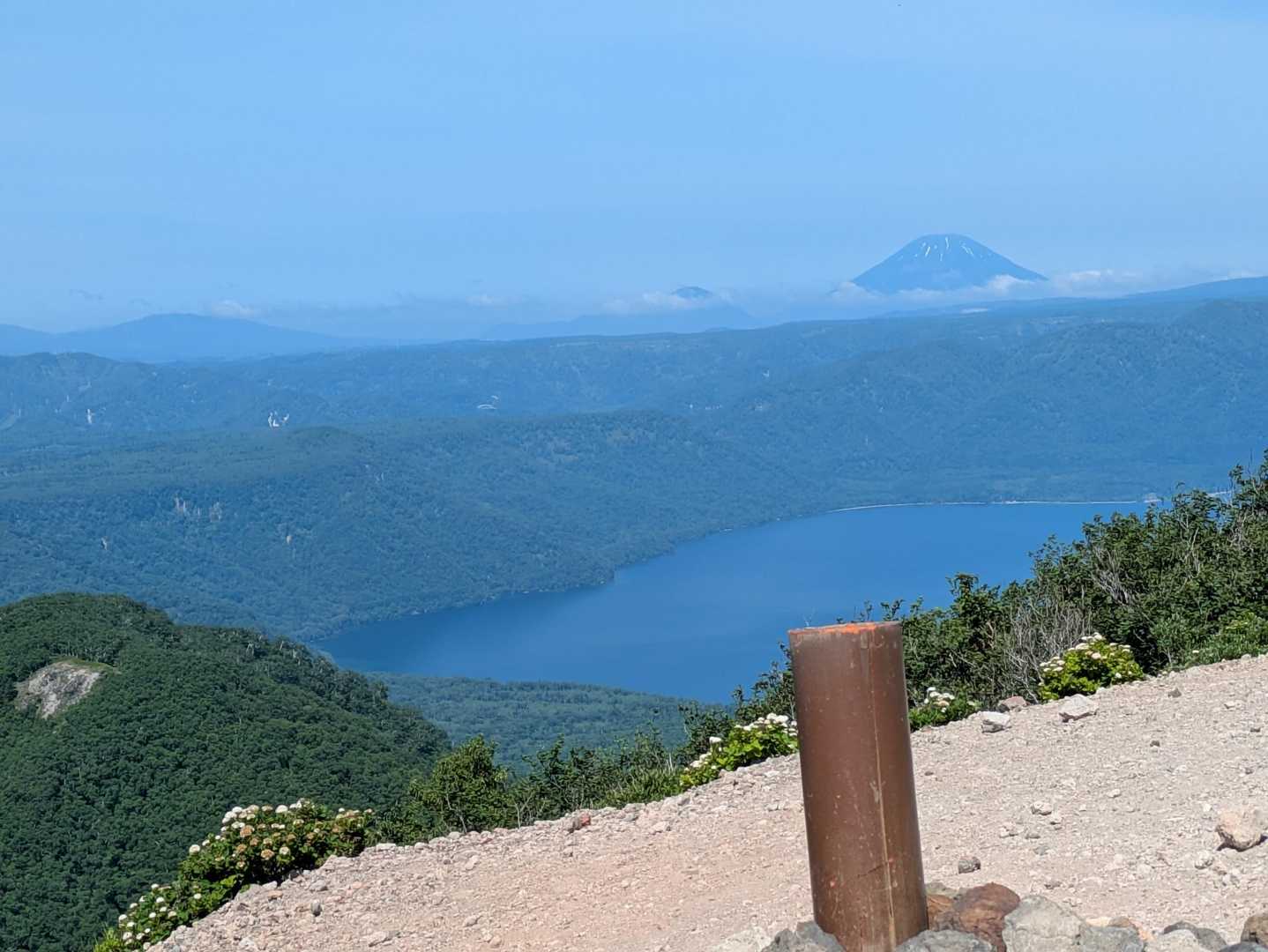 北山頂上から
羊蹄山と支笏湖
