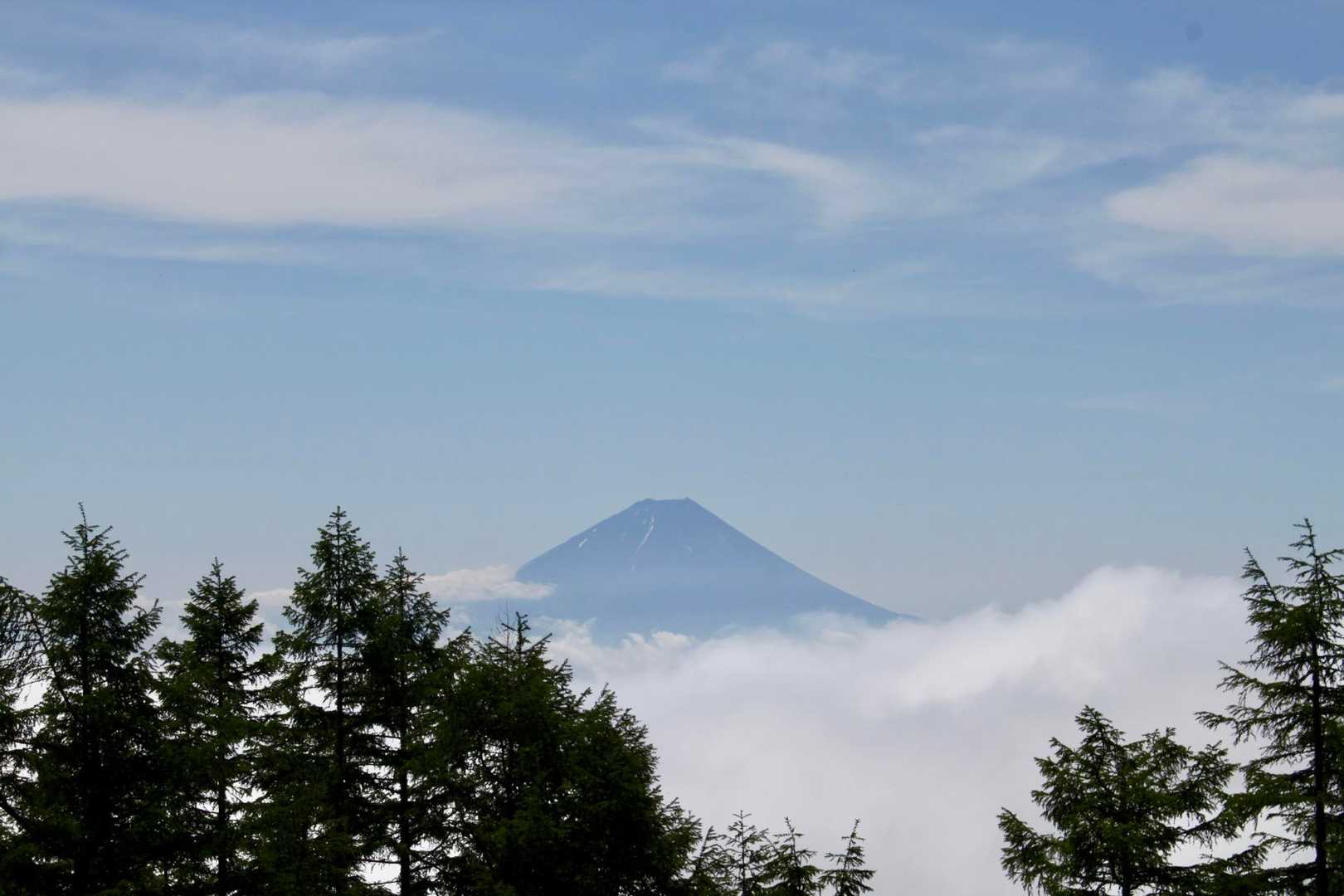 富士山また見えて来たよ👀✨
おっ！これは雲海が見れるかも〜
と期待したけど次の山頂は展望なしだった😂