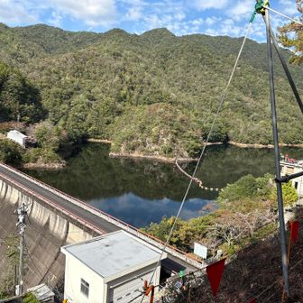 白いロープを伝わって行くと工事現場に行った