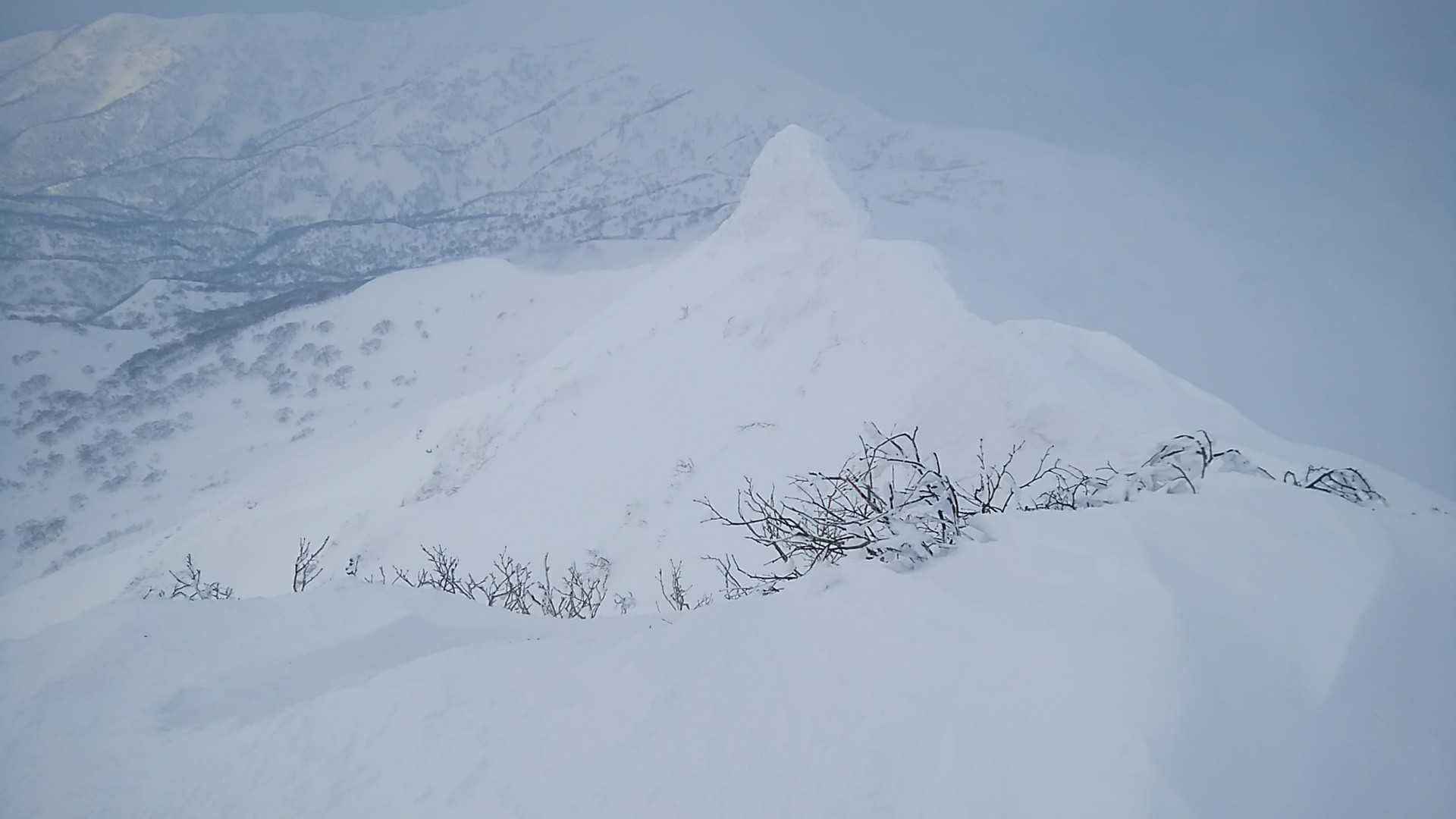 頂上隣の岩峰。