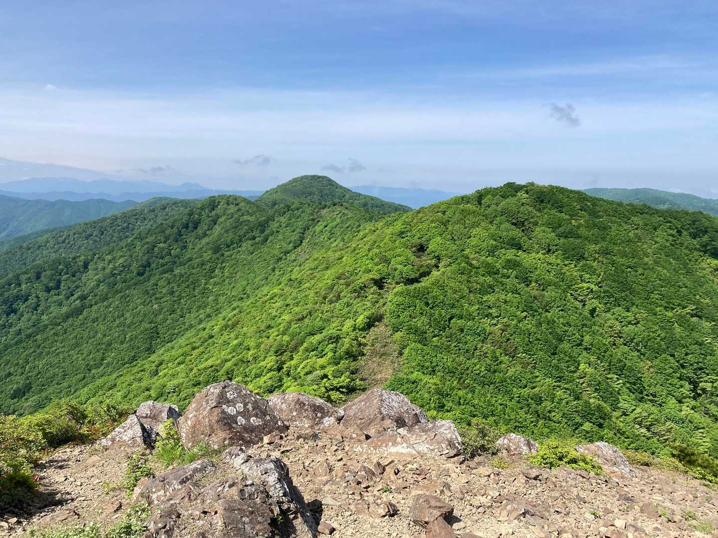山頂からの稜線と大将旗山