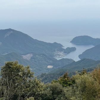 とても眺めいい。オハイ行くときに車を停めた九鬼の集落と頂山がよく見える。
