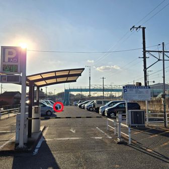 里庄町営駅前有料駐車場には15:43に到着  8℃☀️
駐車料金は500円

今日は1組の登山者にしか会いませんでした

停まっている車は軽&コンパクトカーばかり。
この駐車場は駐車枠長が短いので、自車(トヨタ ノア)は停めると前部がけっこうはみ出してしまいます。
