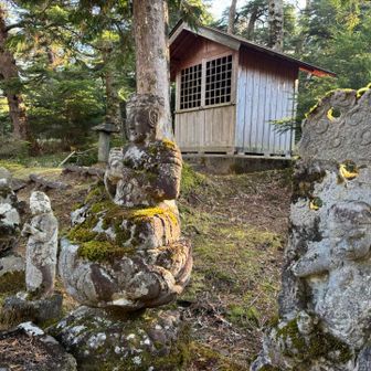 志津避難小屋手前の祠