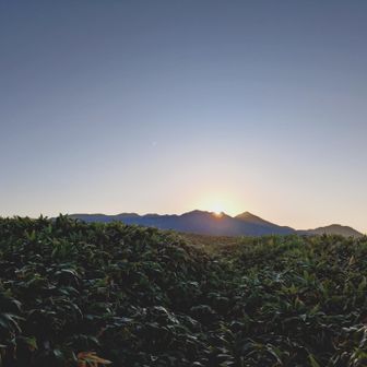 朝日岳から朝日が登ります
