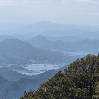 西峰から見える舞鶴湾と五老岳。
海上自衛隊の船が見える。今日は天気もよくて、遠くの山がよく見えました。