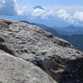 山頂の岩越しの富士山のアップ