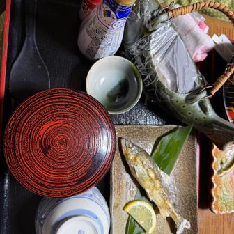 岩菜の骨酒とご飯と鮎の塩焼き