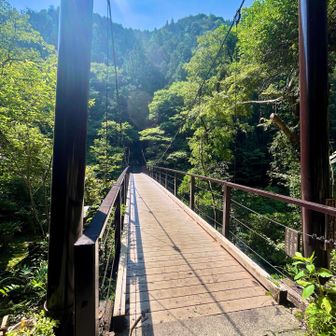 また対岸に。鳩ノ巣小橋を渡り渓流沿いを歩きます