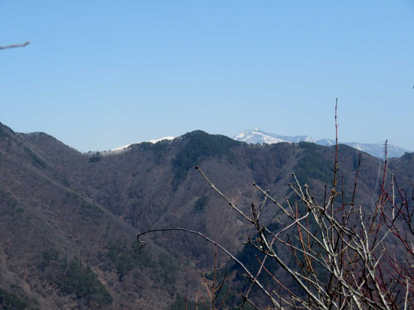 中央のピークをはさんでわずかに見える四阿山・根子岳
