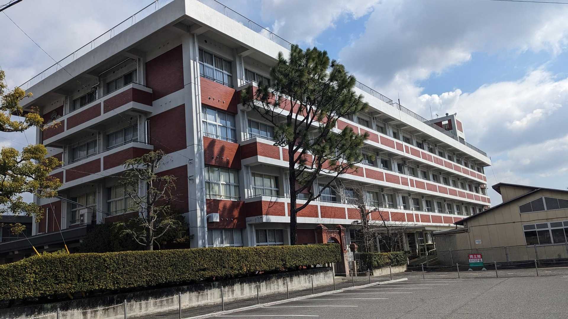 歩いてて通った小学校の校舎がでっかくて見えてるだけでも部屋の数を掛け算しても凄っ🙀とか思いながら、やっパリ🇫🇷都会で人口が違うんだなあとか思いつつ