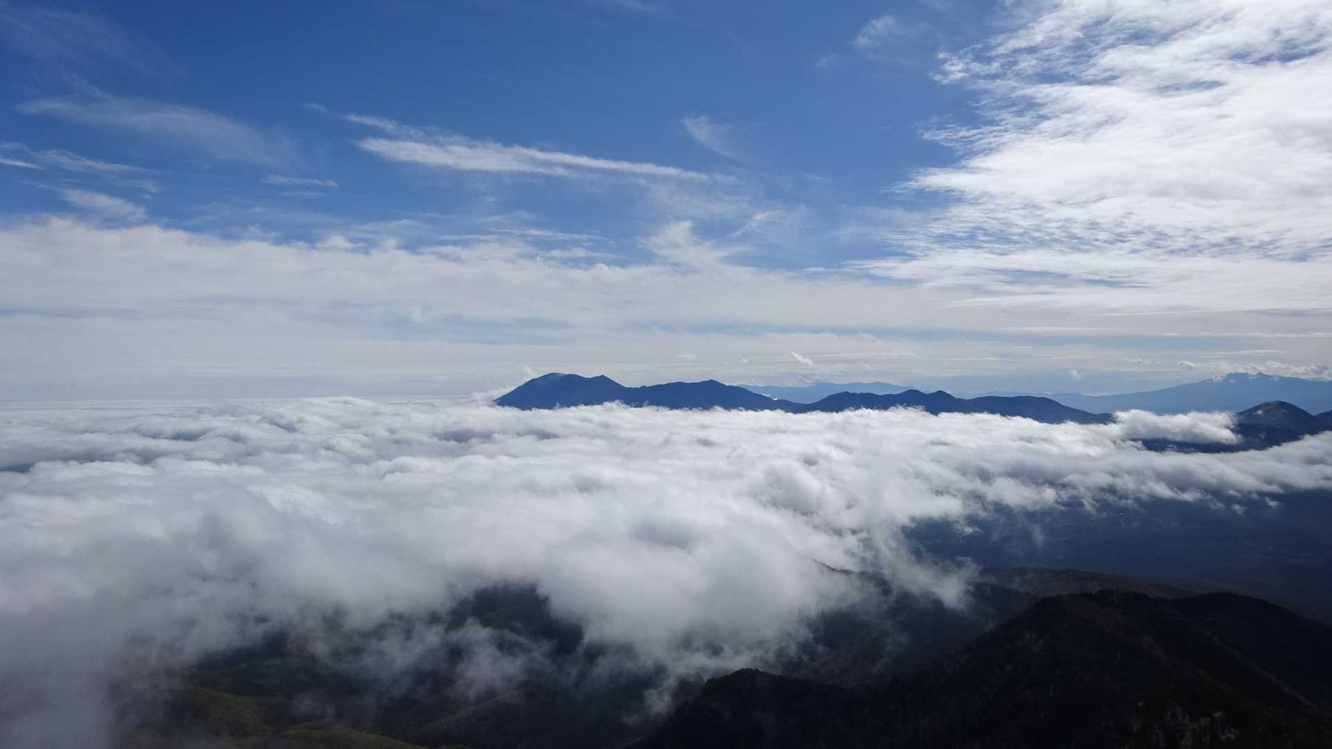 浅間方面雲海で見えたり、隠れたり。