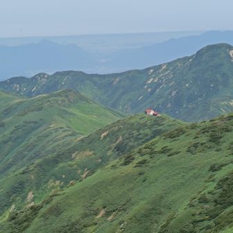 尾根の先に、赤い屋根の頼母木小屋がしっかり見えました👍