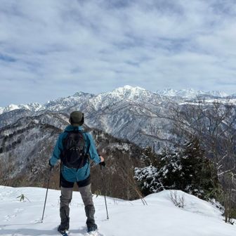 撮ってもらいました。
空は思ったより青空はなく曇り空という感じ。
まぁ、山は見えるし気温もそんなに上がらなかったので最後まで雪がしまっていて歩きやすかった。