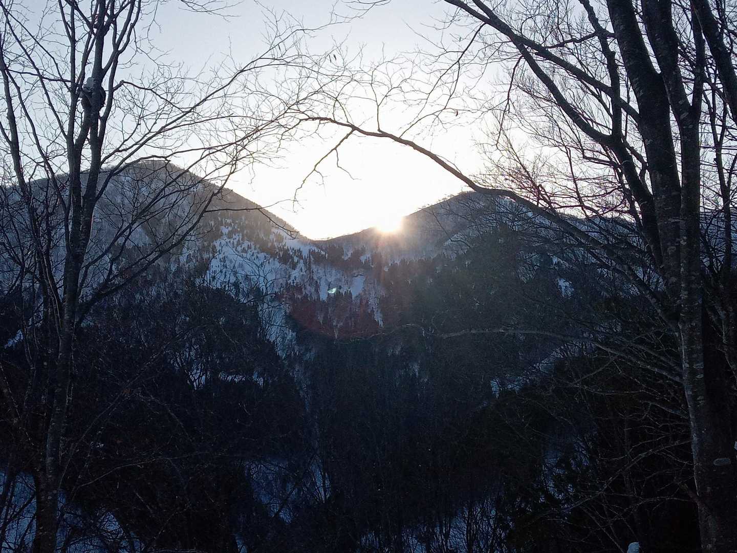 ちょうど山の影から太陽が昇ってきました。