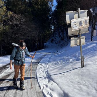 氷で遊ぶ
この後､片付けてたら隣の車がマサさんともふもふさん達御一行でした😃