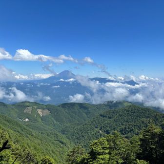 大峠山の山頂より先に富士山展望ポイントに出た。山頂からは南東側にちょっと下ったところにある。さっきまで立ちこめていたガスはだいぶ晴れた