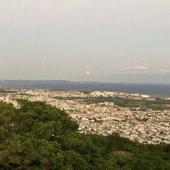 夕陽と思ったら、東がなので🌕でした。