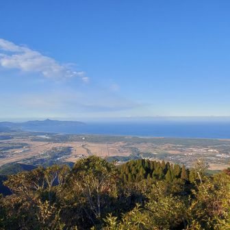 東シナ海。野間岳がよく見えてます