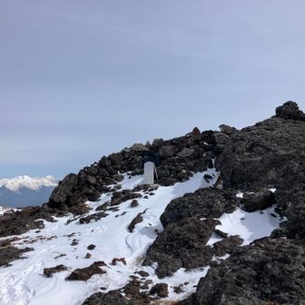 Ⅱ峰の岩陰に入るとほ無風状態のため小休止