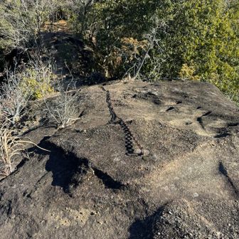 鎖をつかみ下ります。