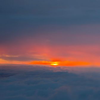 雲の隙間から☀️