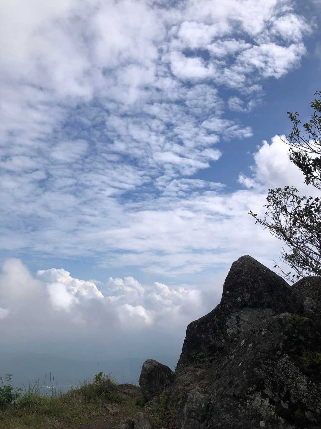 展望所から夏と秋の雲が一緒に☁️