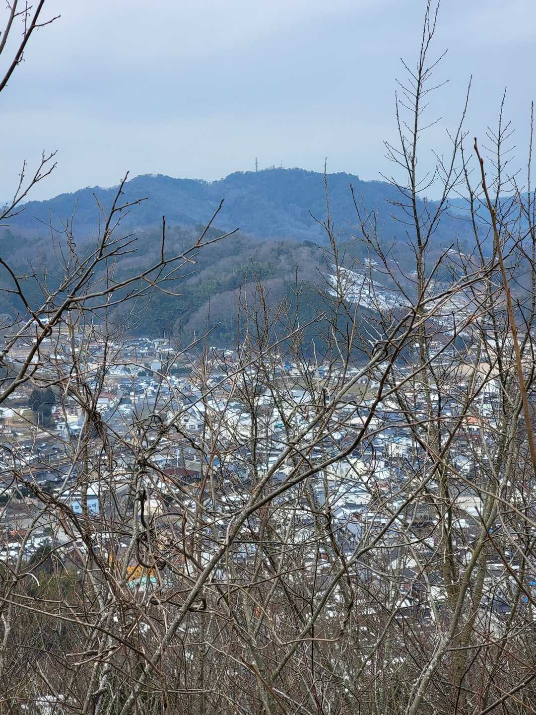 翁山頂上からの弘法山と町並み