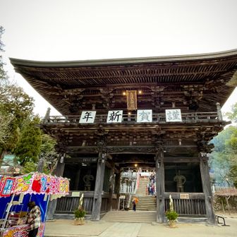 朝7時半は静けさの方が優っていると思いきや、既に社務所前にはお札、御守り待ちの列が出来てました😅