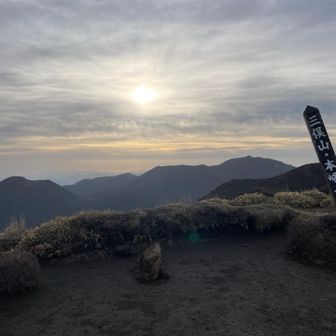 悩んだ挙句、本峰までは行くことにしました。
しかし、ここまでのルートも雨で滑りやすく、チェンスパ履いてきた方が良かったなと思いつつ、現在の装備ではこれ以上は危険と思って、撤退