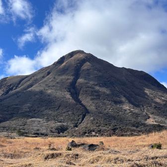 坊ケつるまで辿り着き、
三俣山⛰️大きい！17サミットを達成する方々はこの後三俣山を登るんだよなあ、すごいなあ〜と思いながら眺めていました。