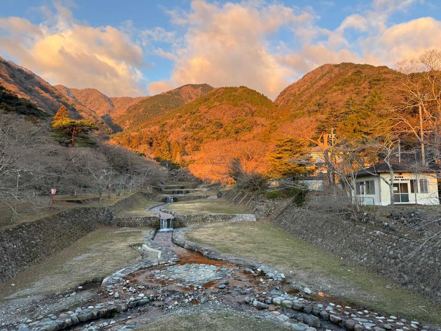 朝焼けの中を登山開始