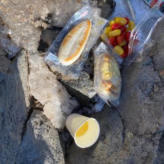 ランチいただきます💕笹かま、トマト、コーンスープ、そして山友からいただいた調理パン。
