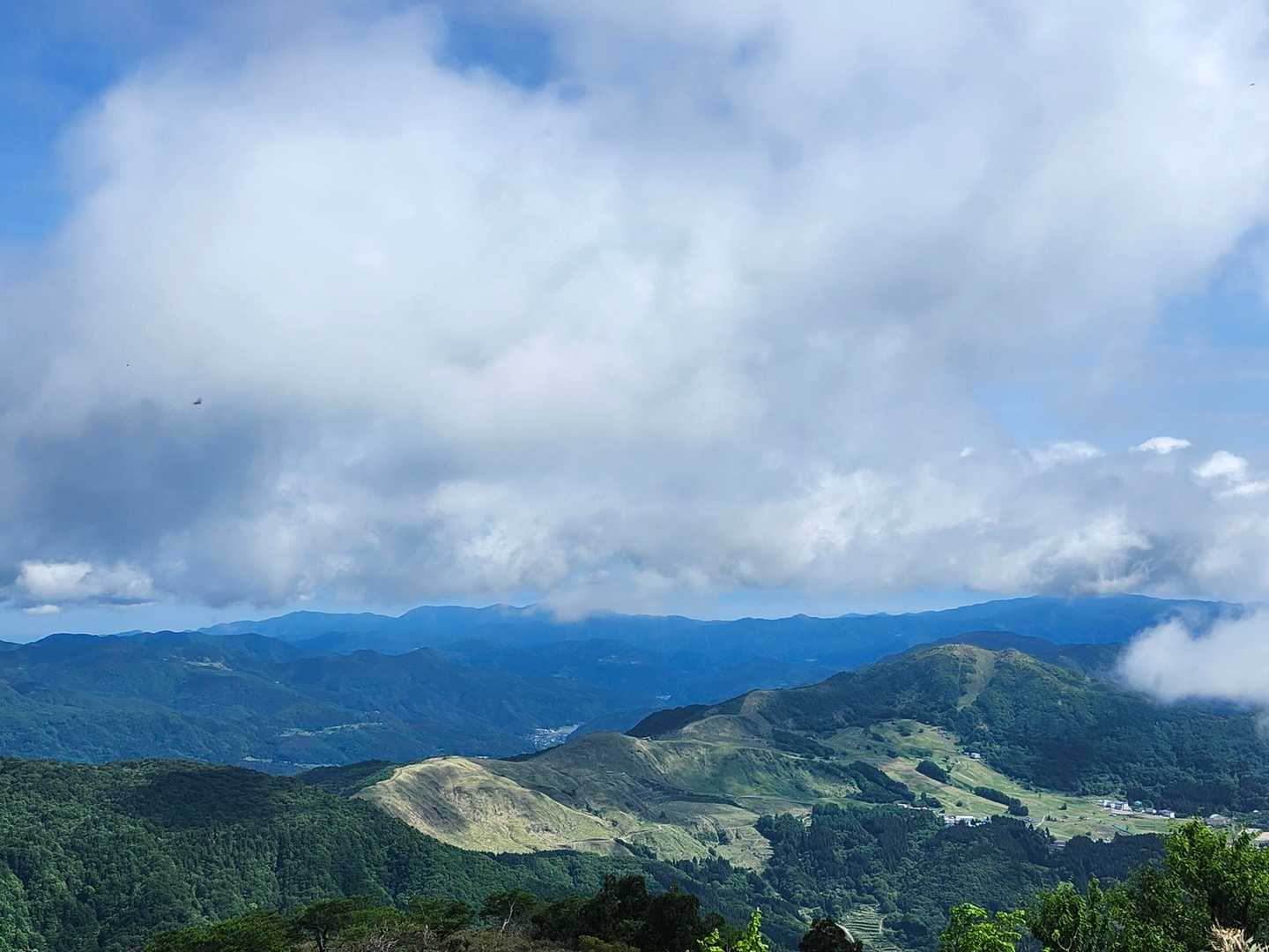 鉢伏山までの 素晴らしい稜線。
今日は こいつがメインです😄