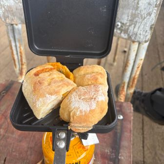 私のパンコレクション🥖
パン教室で作ったチーズパン、ホットサンドしてみました
ゴルゴンゾーラチーズまで入った濃厚な味
なぜか昆布も入っているという不思議パン…🤣
パンの先生攻めてる💥