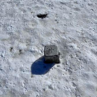 三角点。埋まってるな。