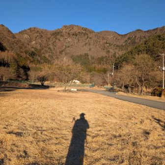 キンキンに冷え込んでる登山者駐車場を出発🚶
マイナス4度くらいか🌡️
まずは正面に見える王岳へ⛰️