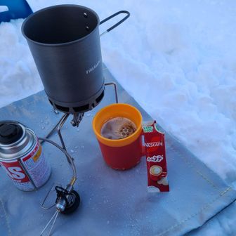 いい買い物したなぁ😊

このイワタニのカセットガスジュニアはNET110gでヨドバシドットコムで198円。
ガス単価は¥1.8/g
この段階で OD 缶より安いけど、250g3本で500円ぐらいのノーマルガスならランニングコストは¥0.7/g程まで下がる。
より低温下で確実に使えるプロパン入りのRZ-7601、ST-7601でも¥1.3/g。
ノーマルガスのカセットガスジュニアより安いじゃん🤭

液出しなら更にプロパン率の高いCB TOUGHを使う必要性は無いでしょう。
プレヒートが終わったらドロップダウンとは無縁。
液体のガスを押し出すだけの圧力があればいいので。

気化式と違って低温下でプロパン、イソブタンが先に燃えてしまいノルマルブタンが残ってガス残量はあるのに使い物にならないという事もないし。
サイズと重さを除けばいいことずくめのトレックマスター ST-331😊👍